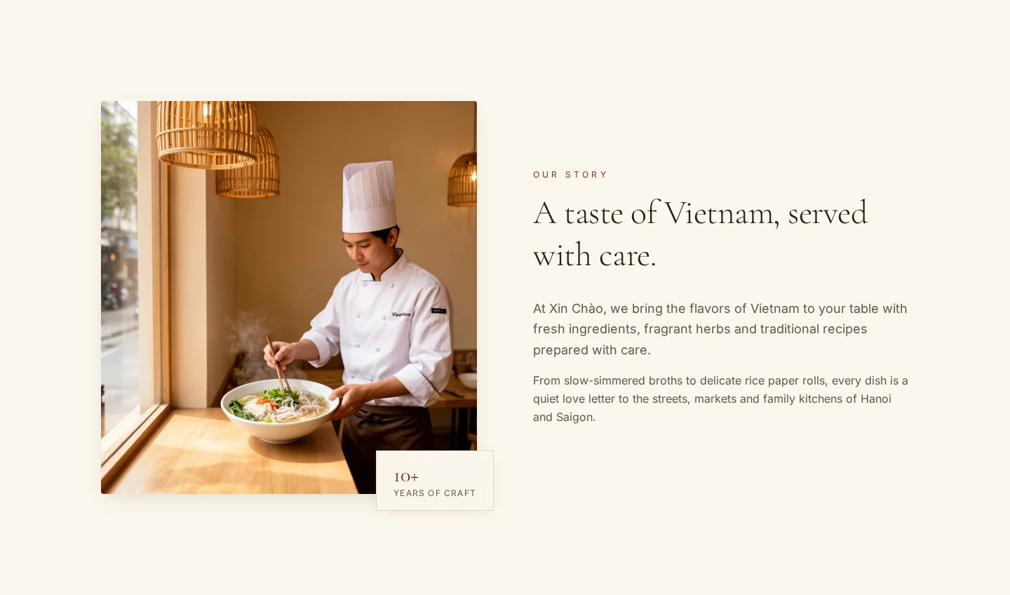 Cuisinier de Xin Chao préparant un phở, avec la mention 10+ Years of craft