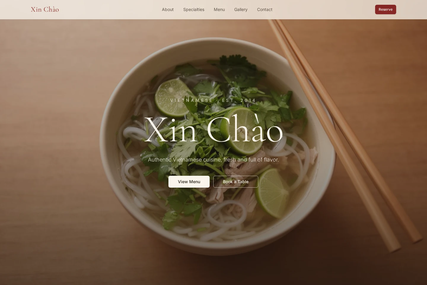 Accueil du site Xin Chao avec son bol de phở et ses boutons de réservation